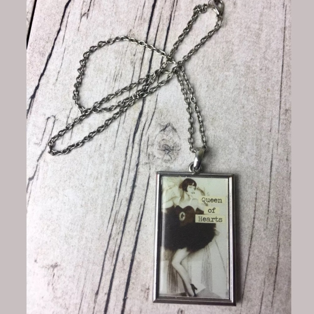 🌙 5 / $30 🌙 Retro Pinup Queen of Hearts Necklace